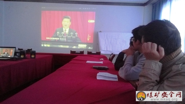 新疆兵團一師塔河礦業榆樹嶺煤礦重新組織黨員職工認真觀看 《永遠在路上》第一集《人心向背》