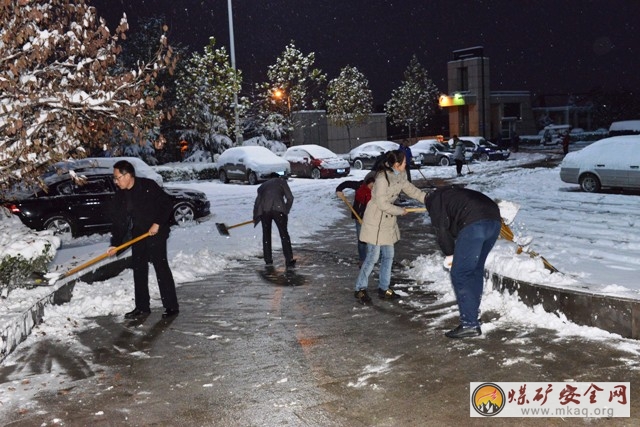 同煤漳澤電力蒲洲發電（熱電）公司黨員義務清掃積雪