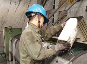神華寧煤集團煤製油化工公管分公司配煤二中心員工爭當設備貼身管家