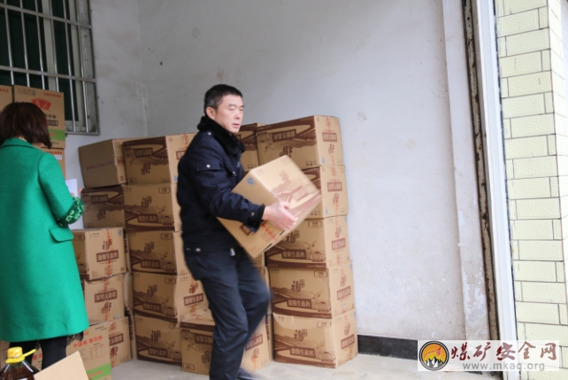 救護大隊工會向全體救護指戰員發放春節慰問品