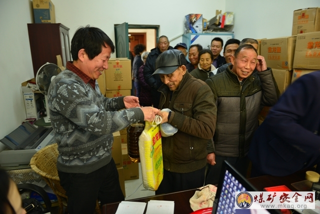 攀煤花山礦工會：春節慰問787戶困難群體