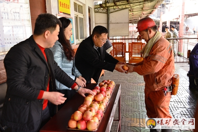 攀煤花山礦工會：新年開工第一天為職工送“平安”