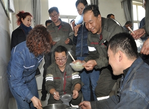 神華寧煤集團煤化工分公司公管處工會開展“聚能量，鼓幹勁”送溫暖活動