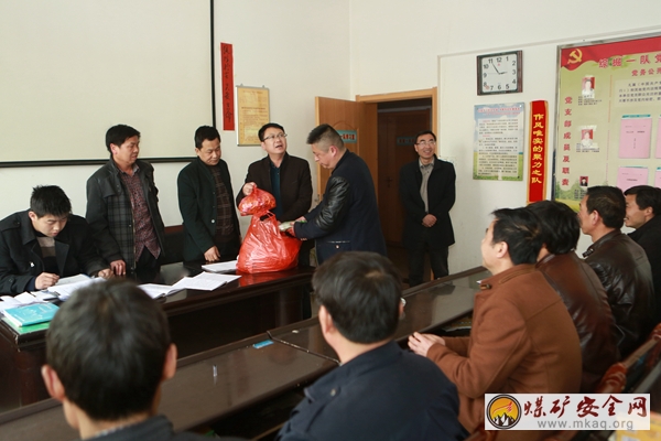 掘進會戰創佳績    溫暖關懷送先鋒——下石節礦黨政向創出220掘進會戰佳績的綜掘一隊全體幹群送去慰問與關懷