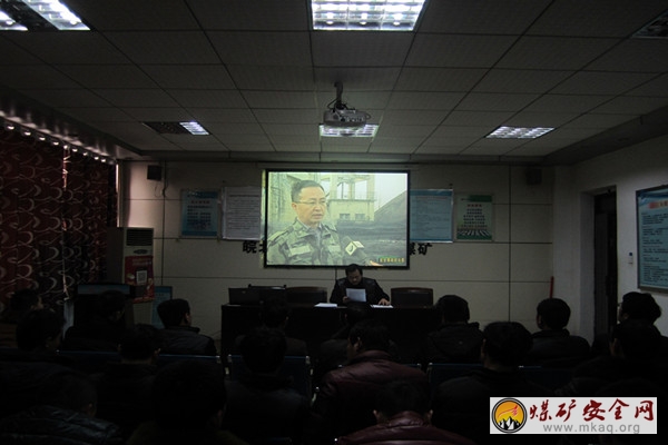 皖北煤電集團五溝煤礦采煤團支部組織觀看《安全事故回頭看》事故案例警示教育片