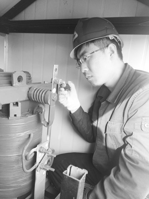 安全供電“專家”——記東露天礦電務段東部輸電隊安全隊長範鵬