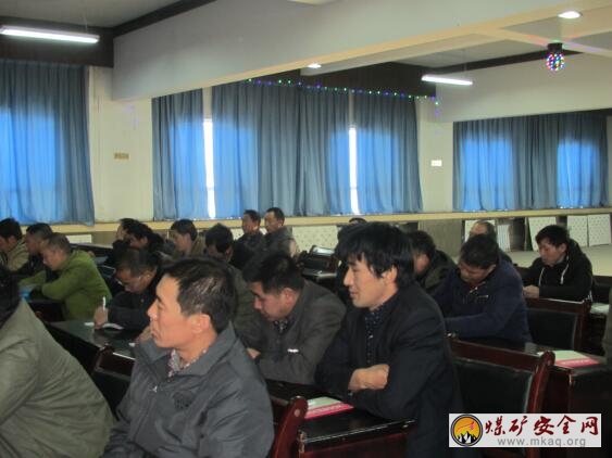 榆樹嶺煤礦憲法法律宣傳教育月“一反兩講”是主題