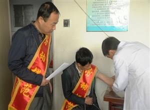 王坪煤電公司關愛勞模健康