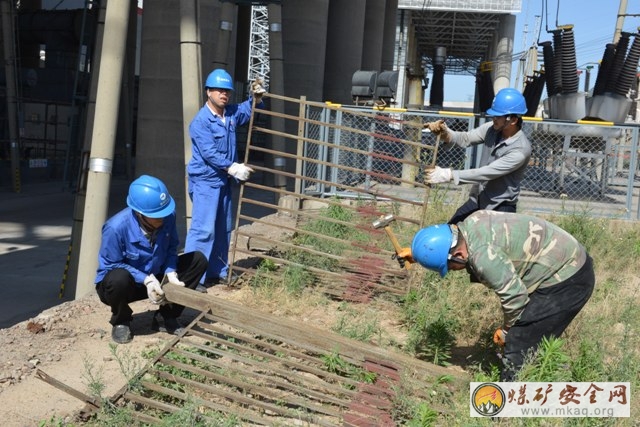 同煤蒲洲發電分公司後勤班組冒酷暑拆除舊圍欄記