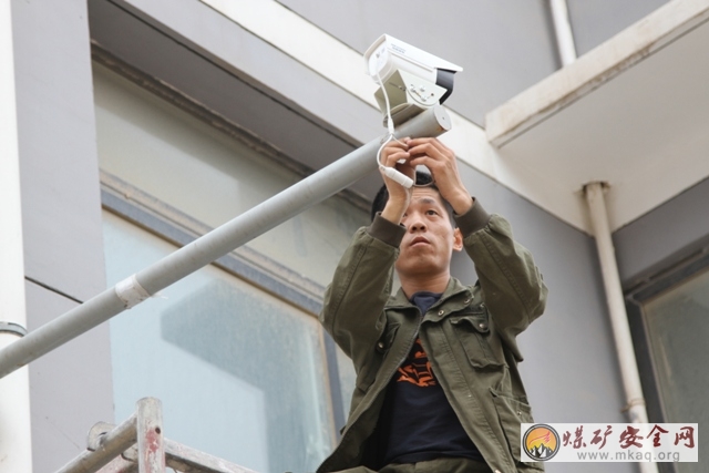 王村社區把“兩學一做”貫徹到日常的工作中小區智能監控安裝到位小區居民叫好