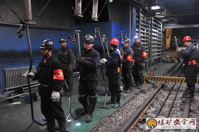 潞寧公司團委“零點行動”為安全生產保駕護航