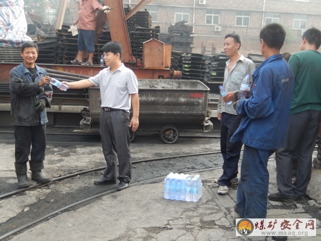 牛兒莊采礦公司掘進區工會‘送清涼，送關愛到現場’