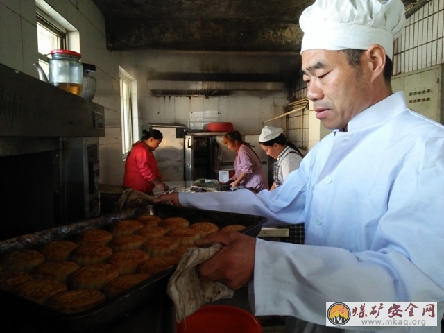 鶴煤三礦趕製月餅迎中秋
