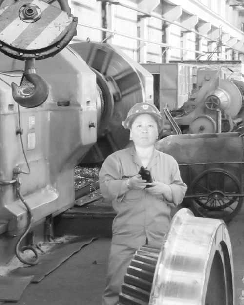 女吊車工的奉獻之美——記檢修中心機車分廠吊車女工張秀娟