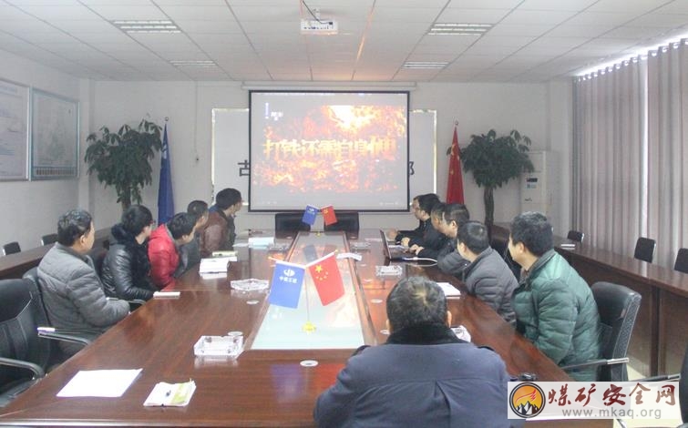 中煤三建三十三年處阜陽項目部組織觀看專題片《打鐵還需自身硬》
