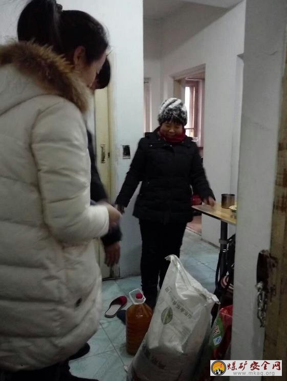 慰問貧困戶 關懷暖人心