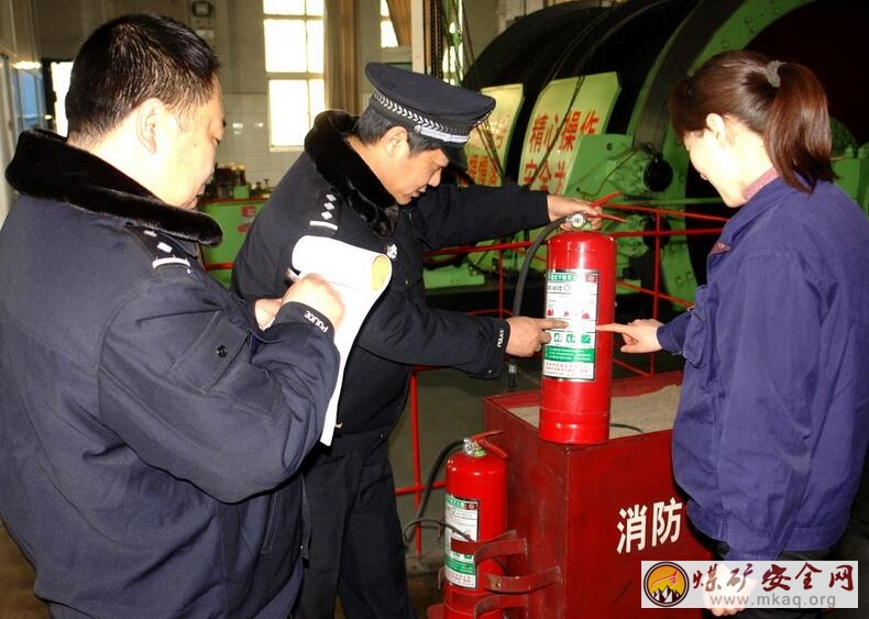 鶴煤三礦排查隱患保“兩會”