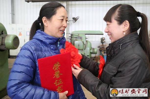 山東能源重裝集團魯南裝備公司：巾幗“佩紅花”