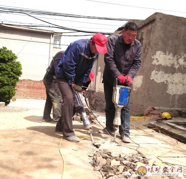 鶴煤三礦供水、供電改造在進行