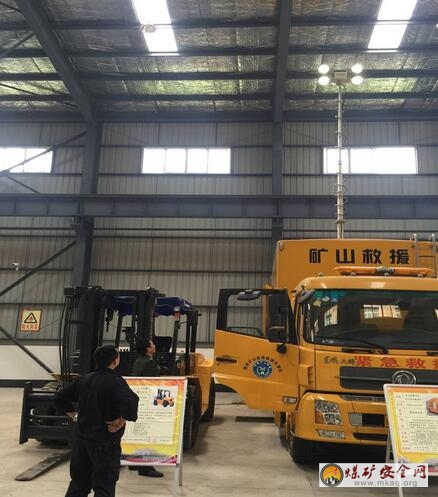 川煤集團芙蓉救消大隊對特種作業車輛進行維護保養