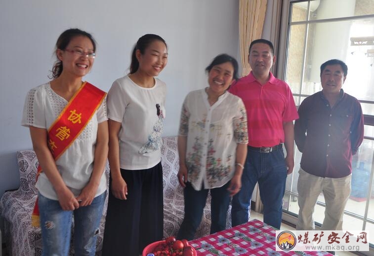 魯南裝備公司為模範電焊工母親提前送“節日禮物”