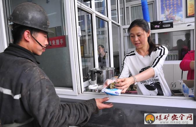 潞寧公司工會為員工發放粽子 展現溫情節日關懷