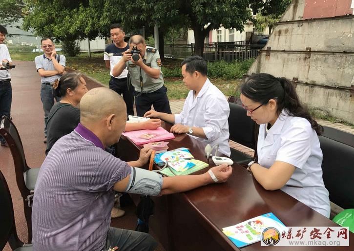 攀煤公司總醫院開展安全生產月谘詢日活動