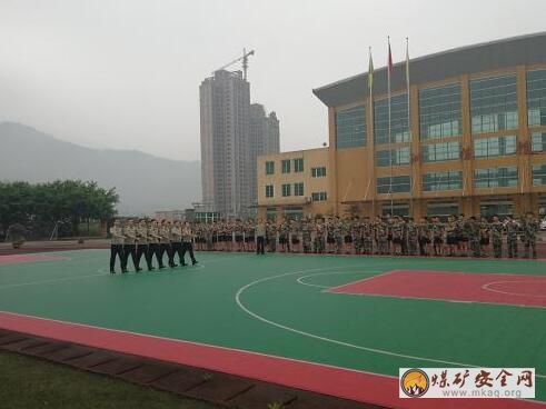 川煤集團芙蓉救消大隊比武競賽小隊為新隊員展示軍事化隊列操練