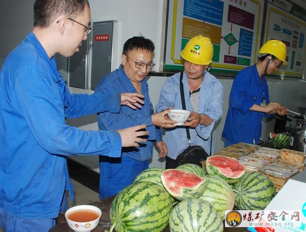 蒲洲發電(熱電)公司食堂為生產一線送清涼