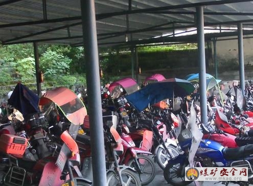 川煤集團達竹公司金剛煤礦：上下班職工有地方停車了