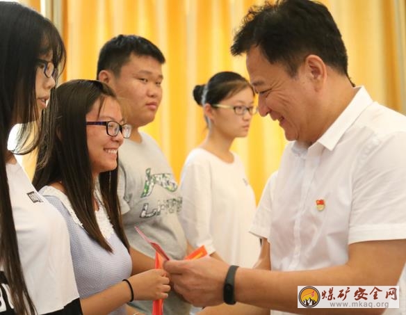 金秋助學，愛心在延續——山東能源重裝集團魯南裝備公司愛心助學不停步