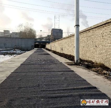 天業集團電石產業“防滑長廊”築起冬季員工出行安全長梯