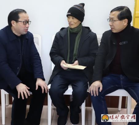達竹公司領導鄧明俊到柏林煤礦看望慰問大病職工