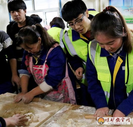 七彩水餃搭橋梁 包出暖暖民族情  新疆天業天偉化工廠組織開展冬至包餃子大比拚活動