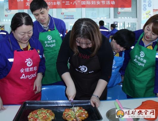 悅享精致生活 巾幗巧手烘焙  天域新實化工開展三八婦女節糕點烘焙培訓活動