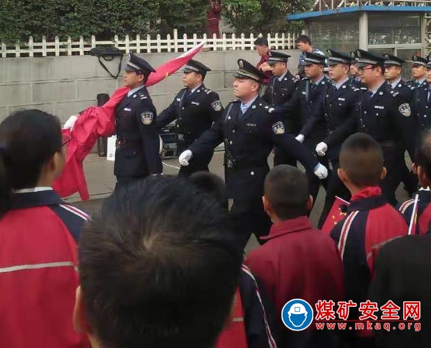 汾西礦業高陽管理中心參加隆重的升國旗儀式，慶祝國慶70周年