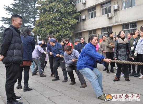 鶴煤三礦舉行女職工拔河比賽