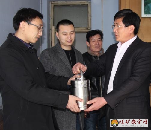山東能源新礦集團翟鎮煤礦工會為一線值班人員贈送 “暖心”飯盒