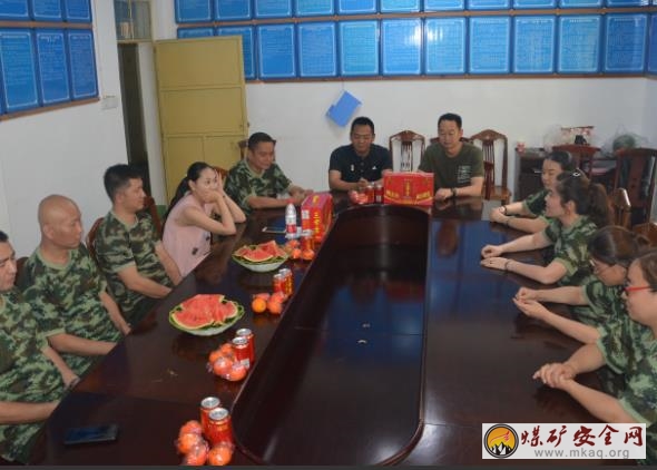 高溫慰問送清涼 情係職工暖人心  —  攀煤公司救消大隊女工家屬協管會開展“送清涼、送安全、送關愛”慰問活動