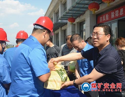 太原市總工會為西山煤電職工送清涼，督促落實防暑措施
