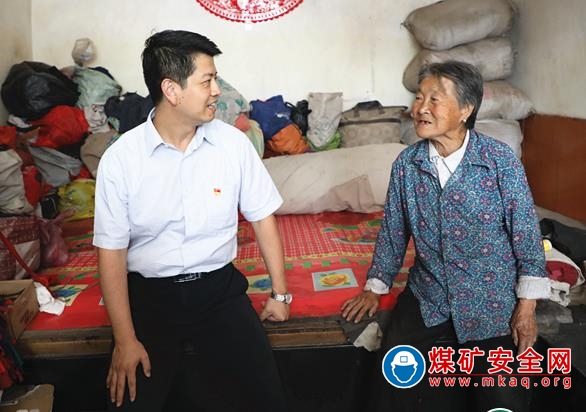 山西焦煤總經理黃巍到晉興公司扶貧聯係點進行“不忘初心、牢記使命”主題教育專題調研