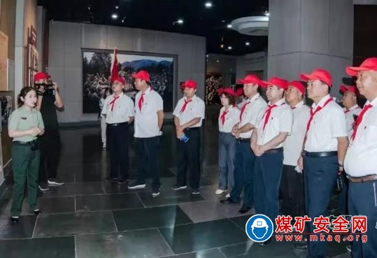 小峪煤業公司：一線黨旗紅 斷層建新功-記小峪煤業公司綜采二隊過8128工作麵頂板下沉區小記