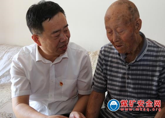 王玉寶登門慰問：願耄耋勞模享幸福 囑患病職工調身體