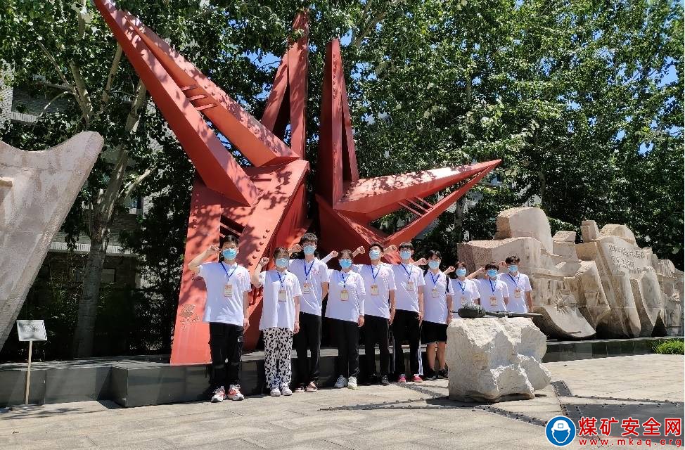 烈士陵園祭英烈，革命薪火代相傳