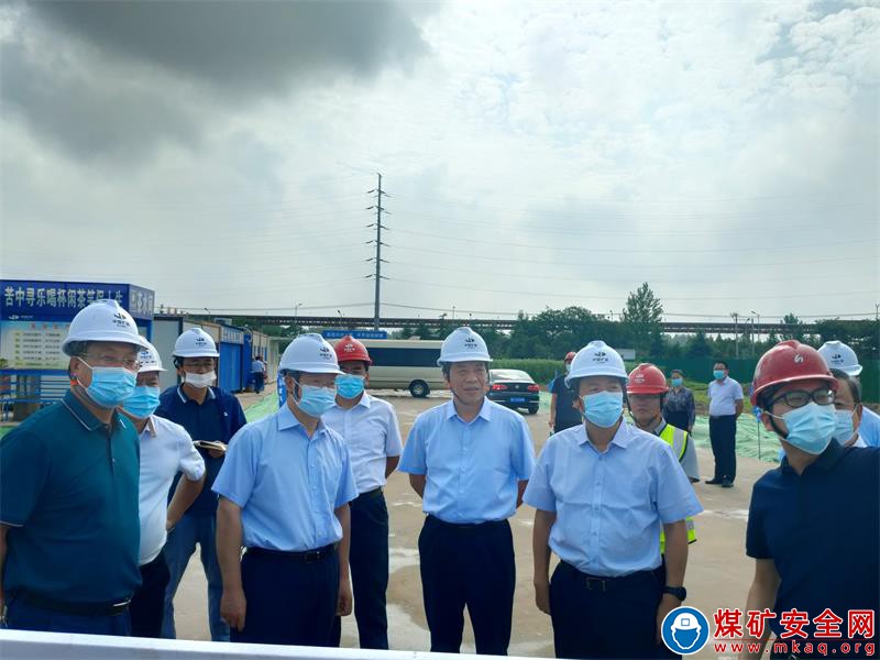 覃衛國到建安公司華孚紡紗產業園項目督導調研重點項目建設工作