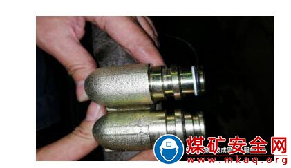 綜采工作麵液壓支架推拉油缸加長彎頭改進
