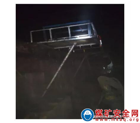 煤礦井下多功能折疊式登高作業平台