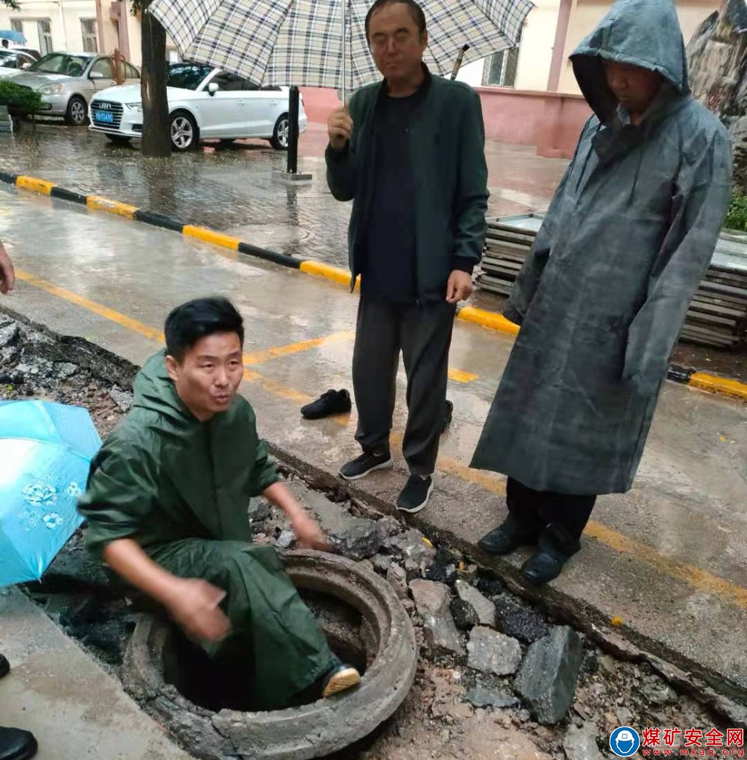 煤機中心：多舉措積極應對強降雨天氣，齊心協力築起“防汛牆”