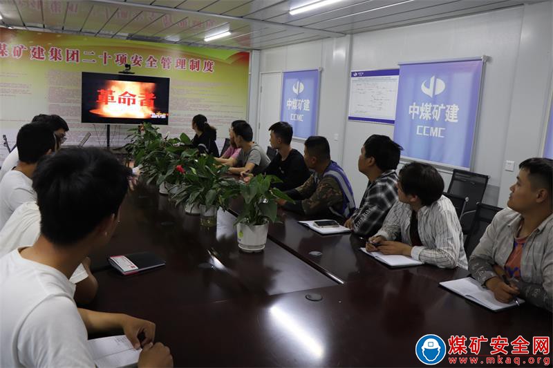 追憶崢嶸歲月，重溫革命曆程——中煤三建建安公司圖木舒克黨支部組織 觀看紅色電影《革命者》