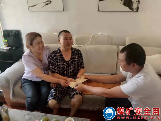 “慰問幫困顯真情，灑向人間都是愛”